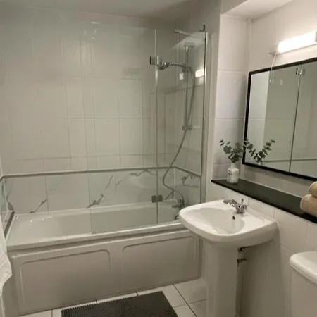 City- Modern Apart-sleeps 2 דירה