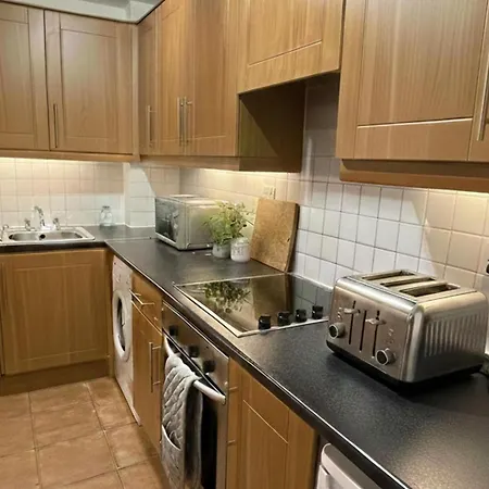 City- Modern Apart-sleeps 2 דירה