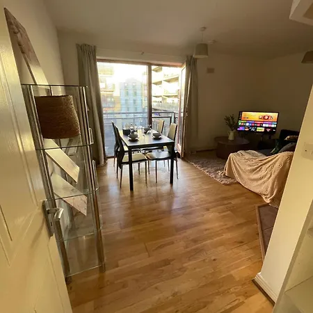City- Modern Apart-sleeps 2 דירה *