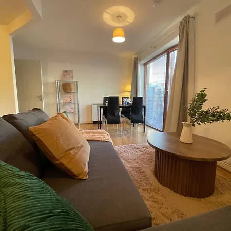 City- Modern Apart-sleeps 2 דירה *